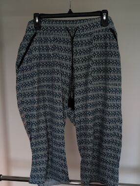 SoCacique Navy & White Geometric Drawstring Capris